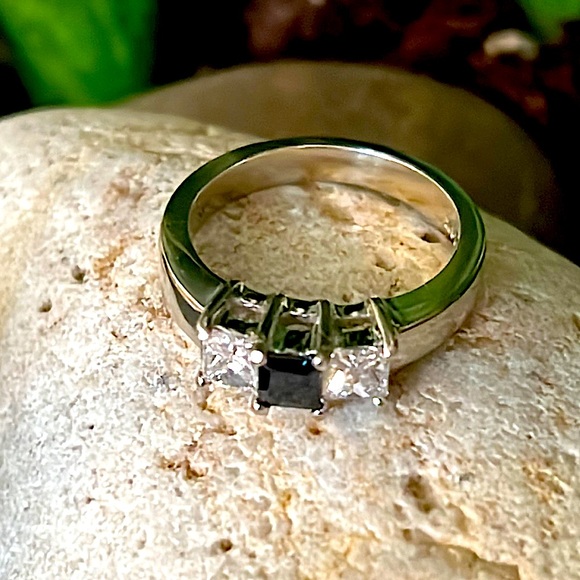 14k gold diamond and sapphire ring - Picture 10 of 12